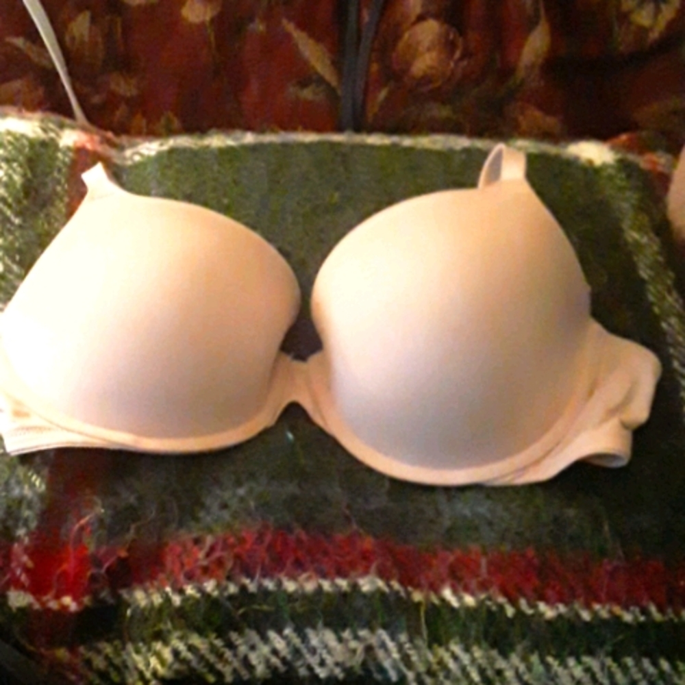 VS pink lightly lined bra